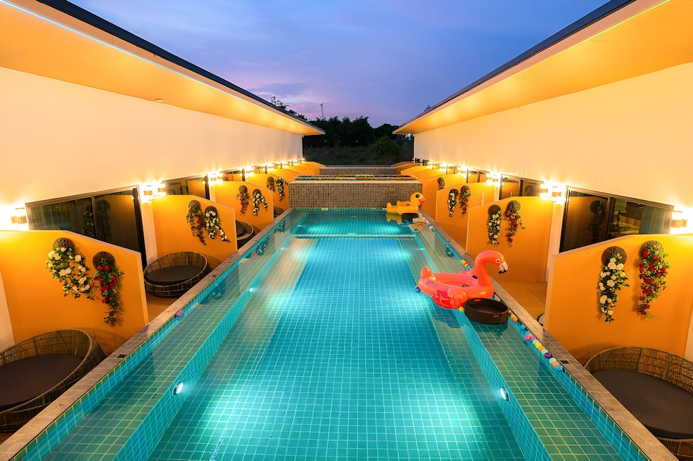 Deluxe Pool Access - Photo 9