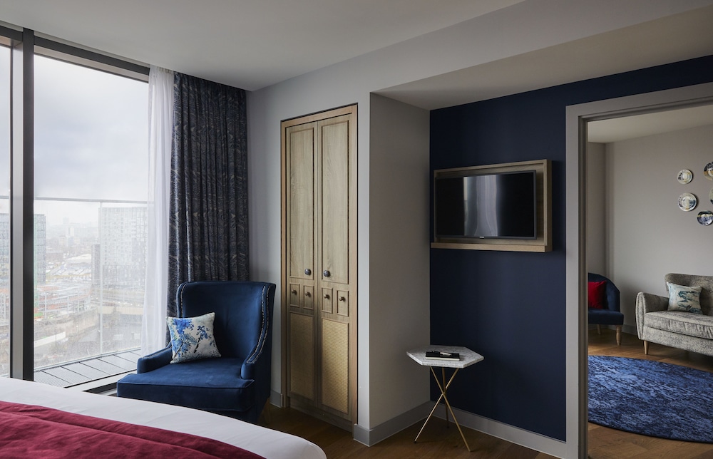 Suite, 1 King Bed, City View photo 1
