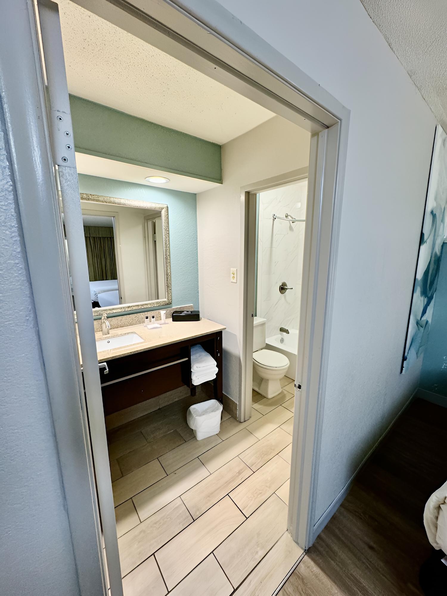 Suite, Non Smoking (1 King and 2 Double Beds) - Photo 6