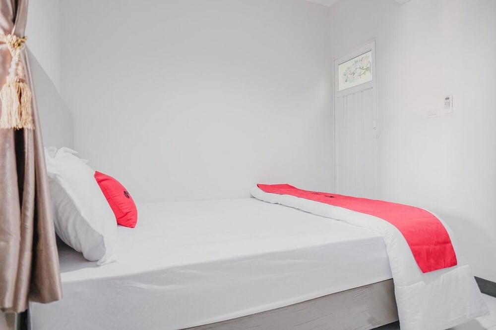 Double Room (RedDoorz) - Photo 15