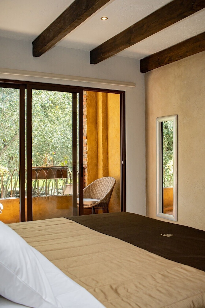 Design Studio Suite, 1 King Bed, Balcony, Resort View photo 3