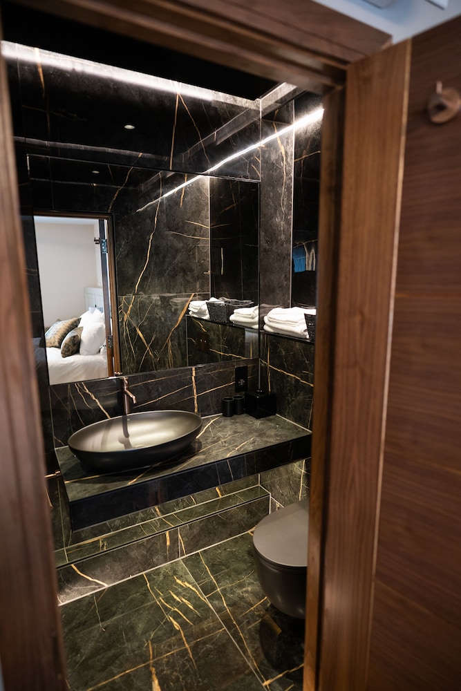 Deluxe Triple Room, Non Smoking, Ensuite photo 2