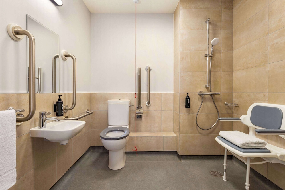 Room, 1 King Bed, Accessible, Non Smoking (Roll-In Shower) - Photo 4
