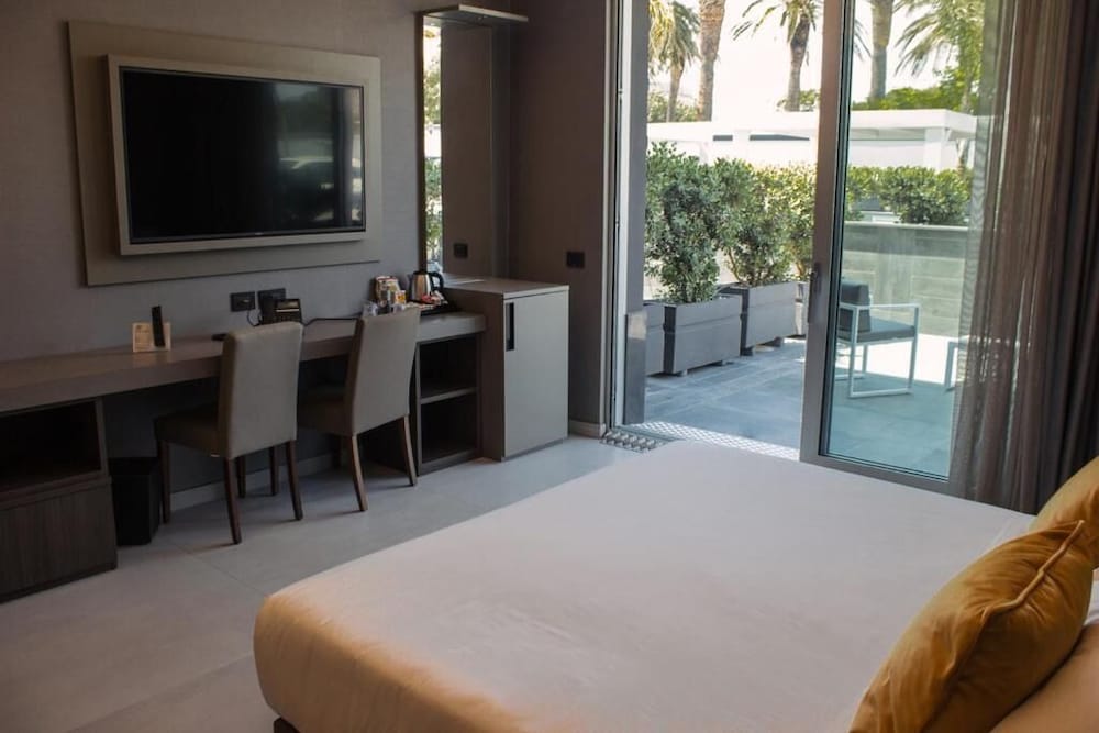 Standard Room, 1 King Bed, Mobility Accessible - Photo 2