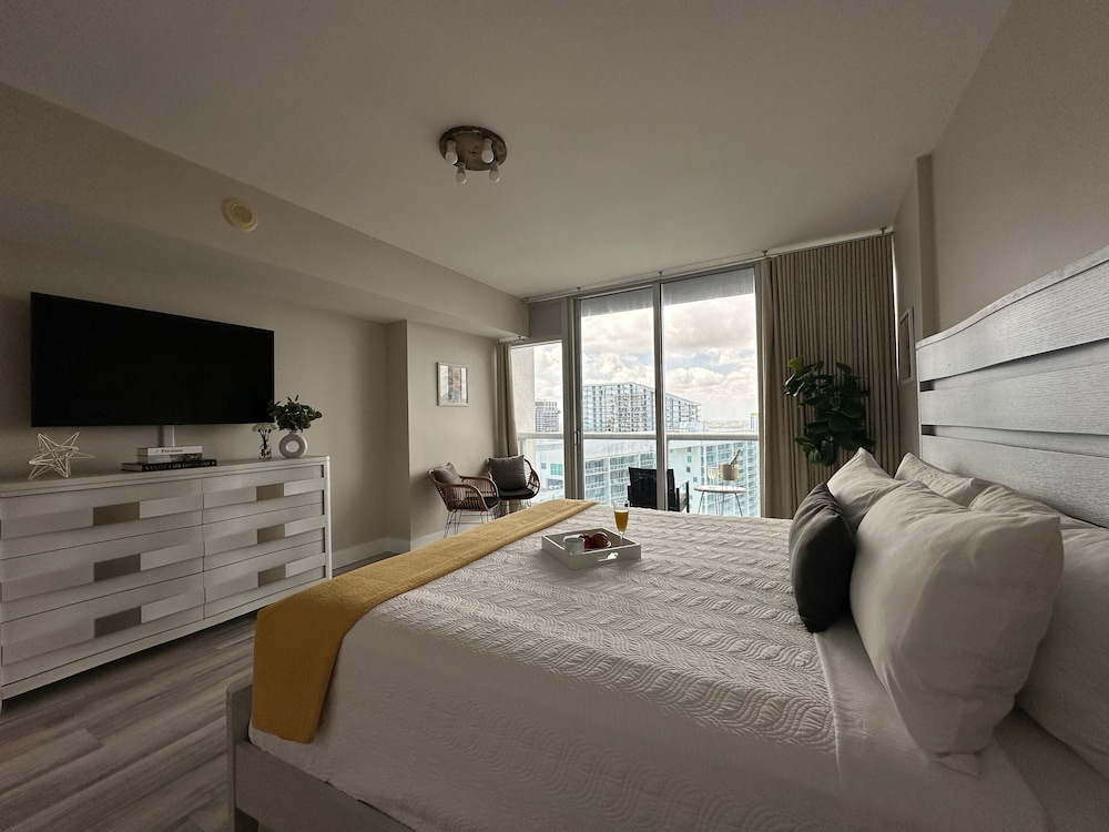 Business Studio Suite, 1 Queen, Balcony, City/River ViewÂ 4405