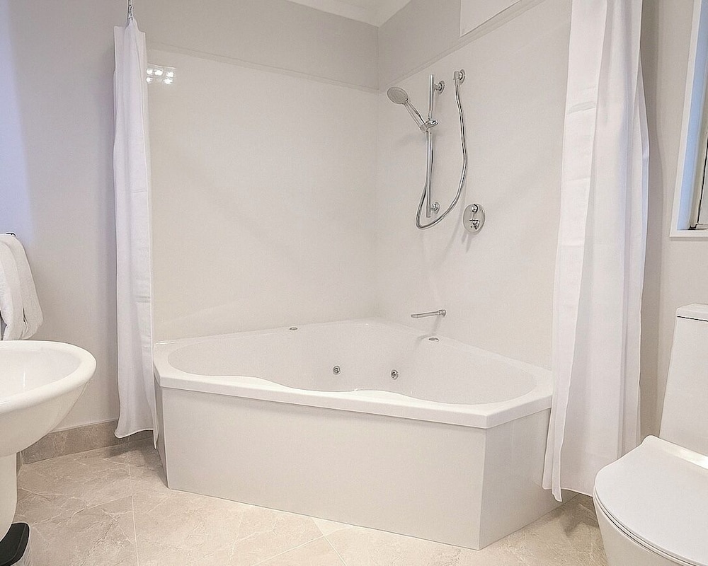 Superior Room, 1 Bedroom, Bathtub - Photo 5