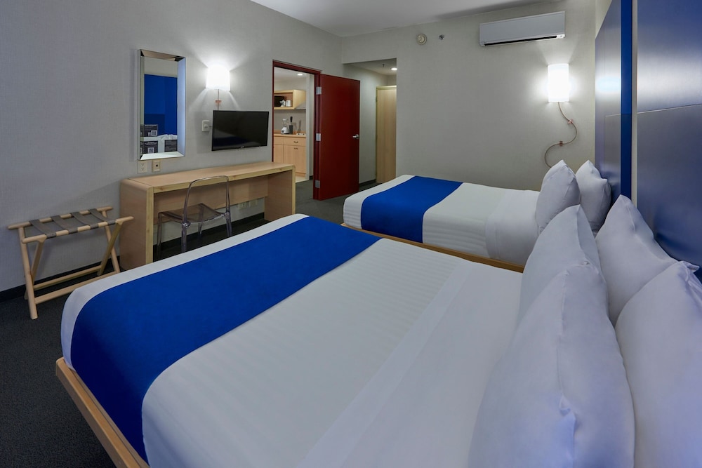 Room, 2 Double Beds, View - Photo 7