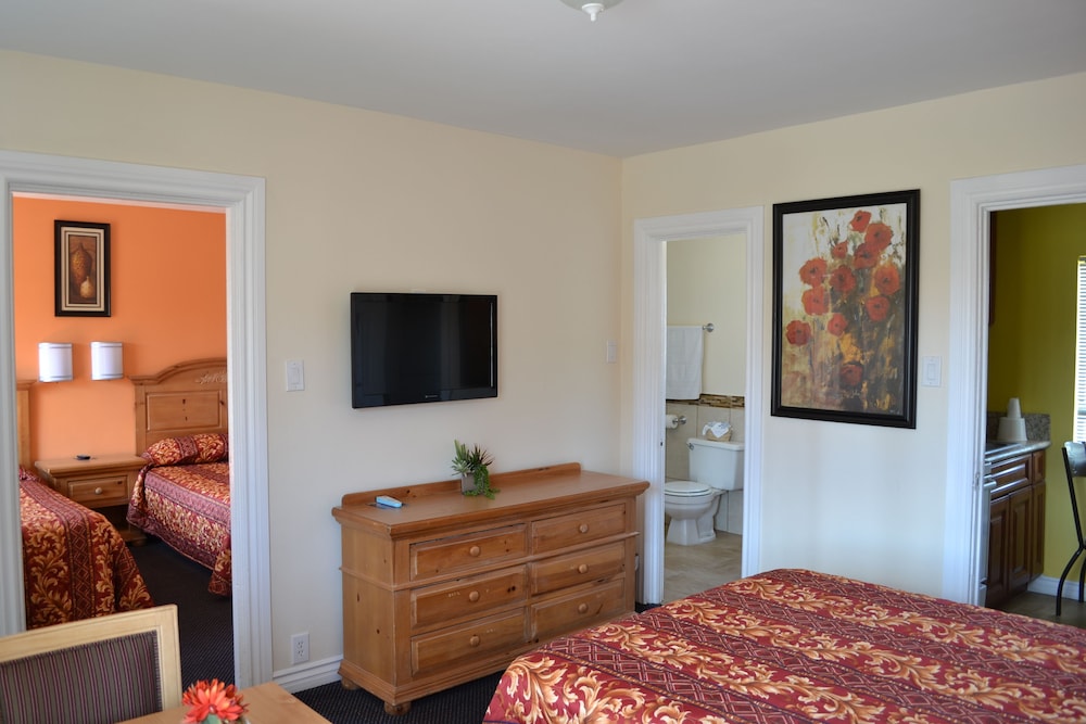 Family Room, 2 Bedrooms, Kitchen photo 1
