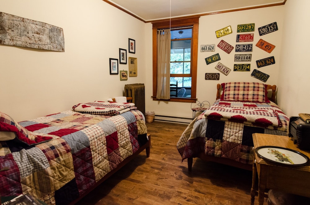 Room, 2 Twin Beds, Shared Bath photo 2