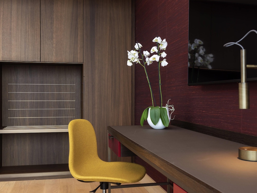 Suite, 1 King Bed (High Floor) - Photo 2