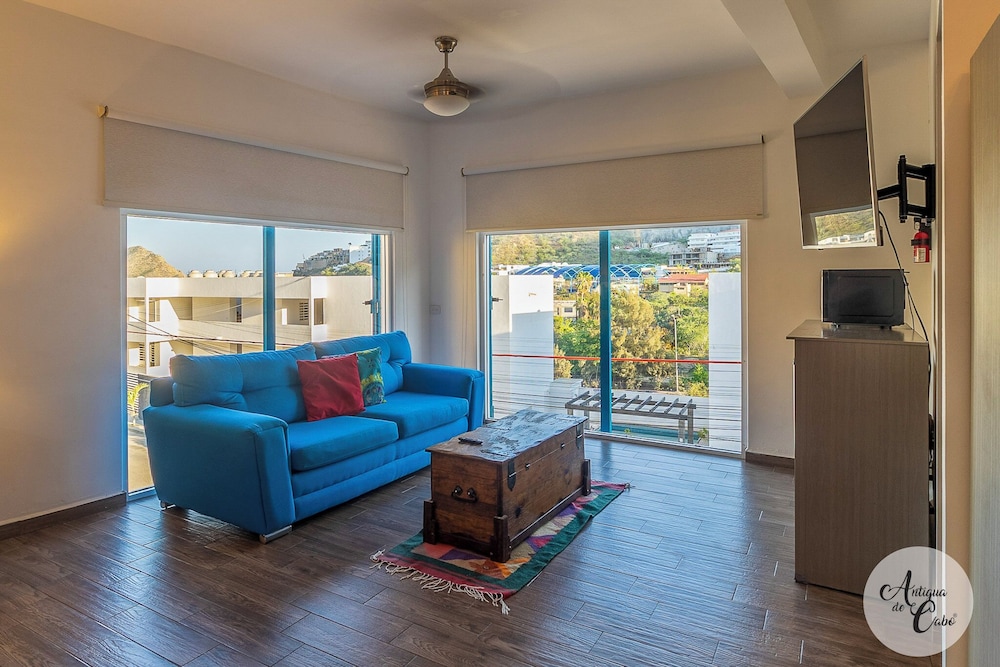 Deluxe Studio, 1 Queen Bed with Sofa bed, Pool Access photo 3