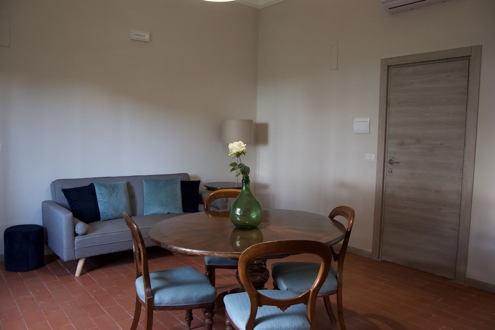 Honeymoon Suite - Photo 5