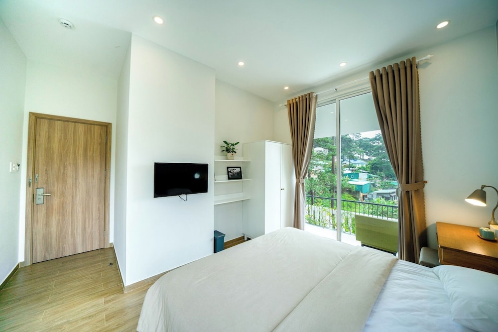 Deluxe Room, Balcony, Hill View