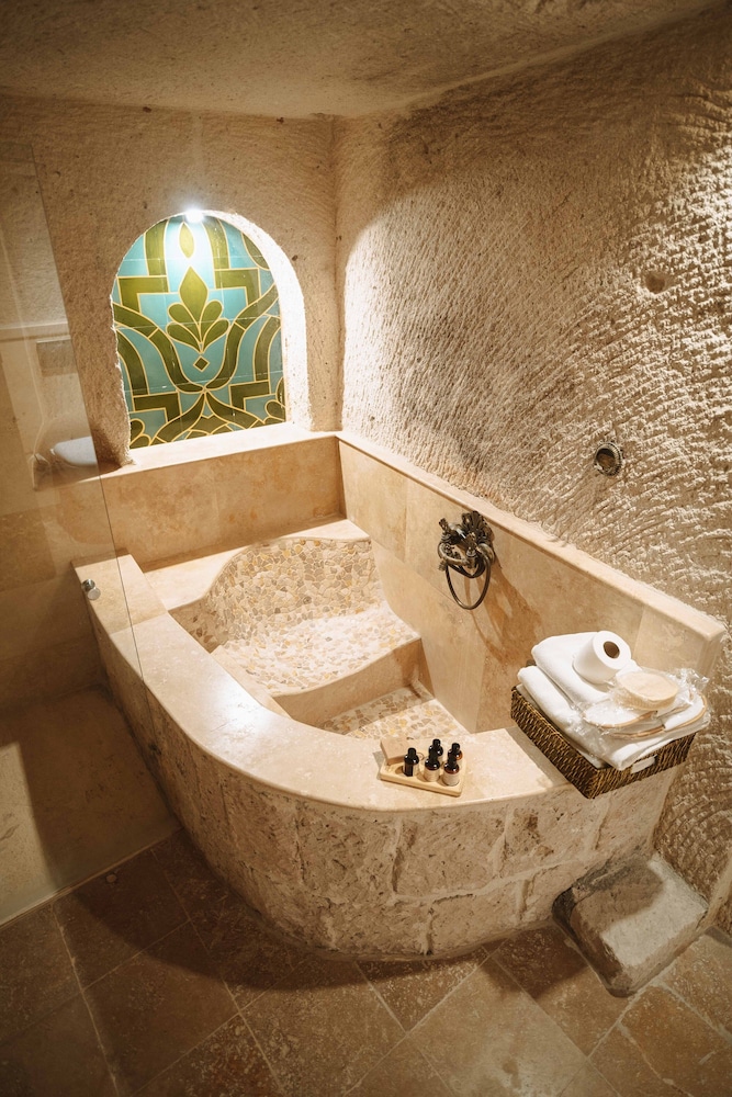 Queen Cave Suite with Stone Bathtub - Photo 34