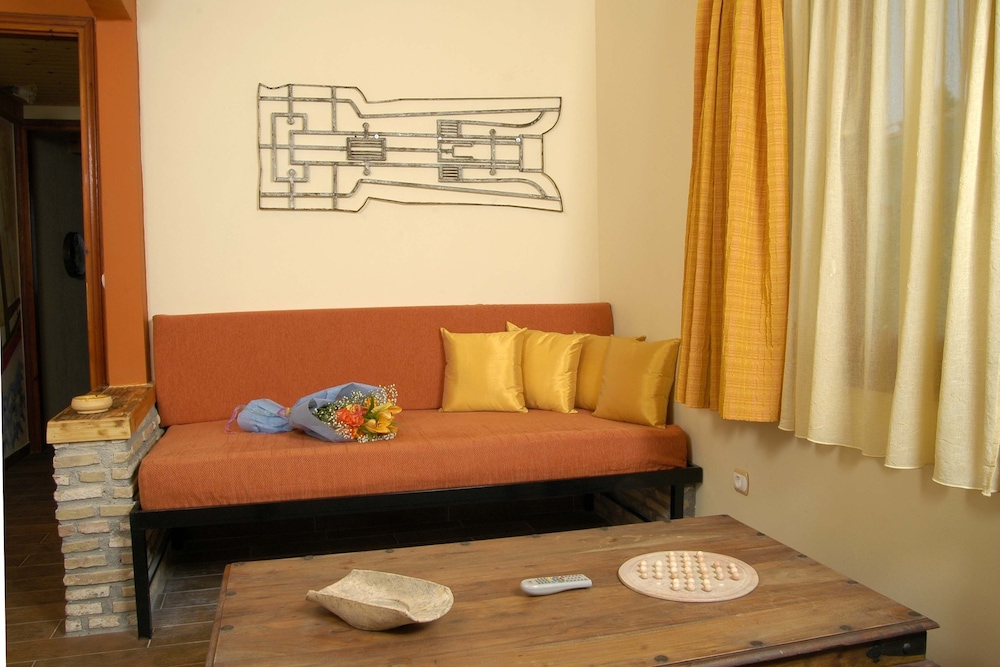 Family Studio - Photo 1