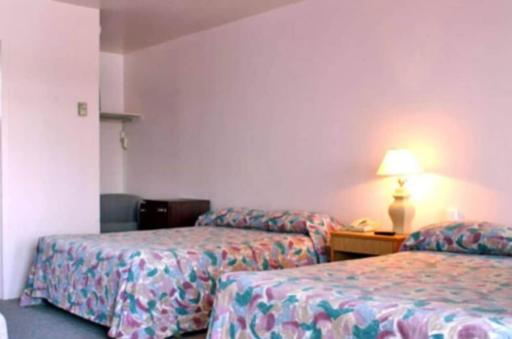 Room, 2 Double Beds photo 2