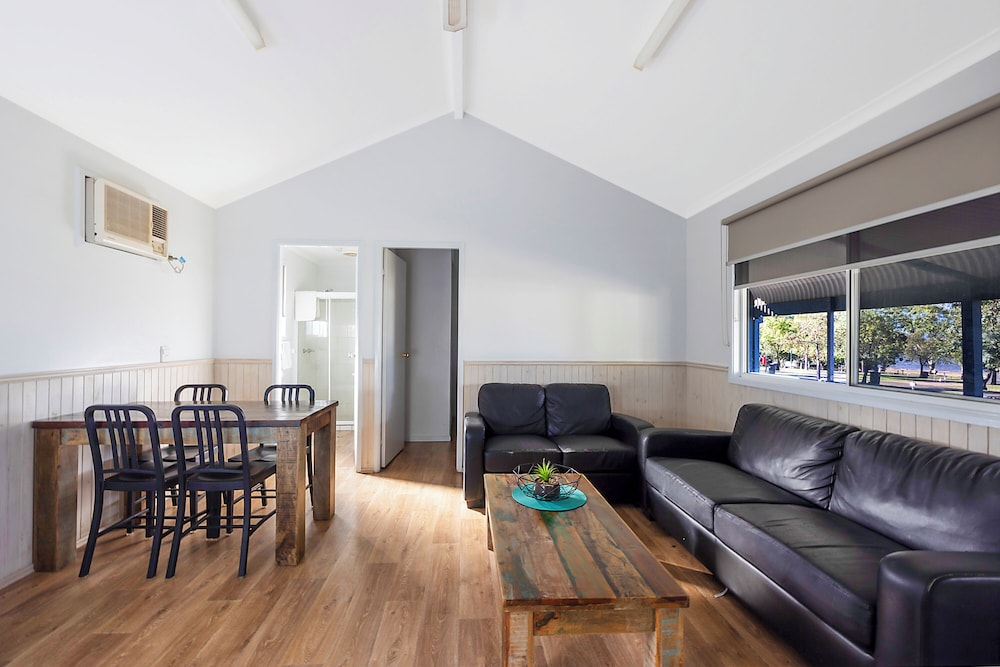 Standard Cabin - Sleeps 6 photo 3