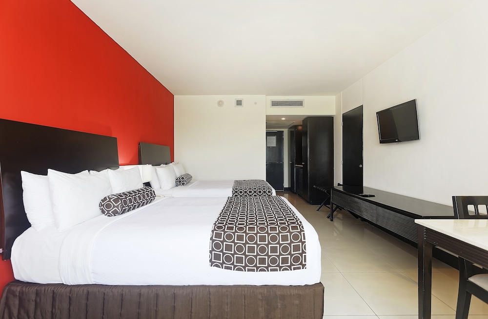 Junior Suite, 2 Queen Beds (Crowne) - Photo 7