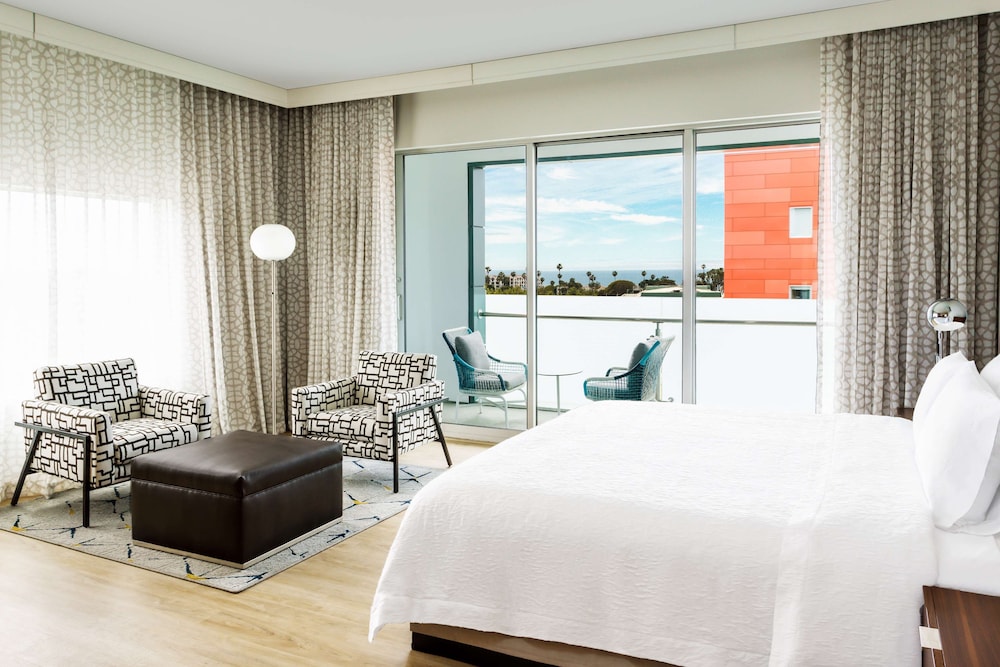 Studio, 1 King Bed, Non Smoking, Balcony