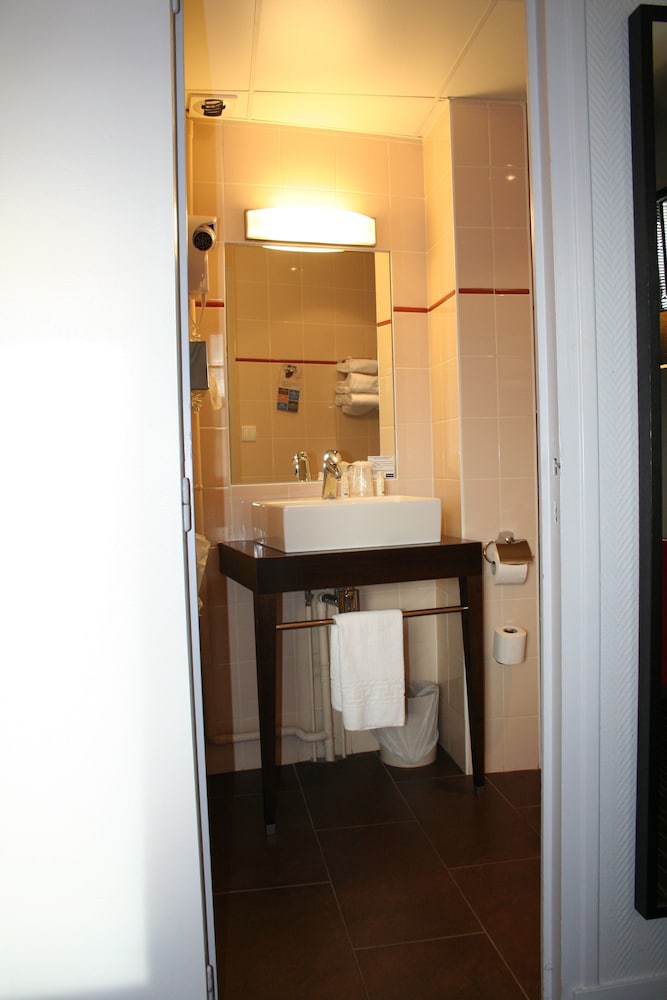 Standard Room, Multiple Beds - Photo 3