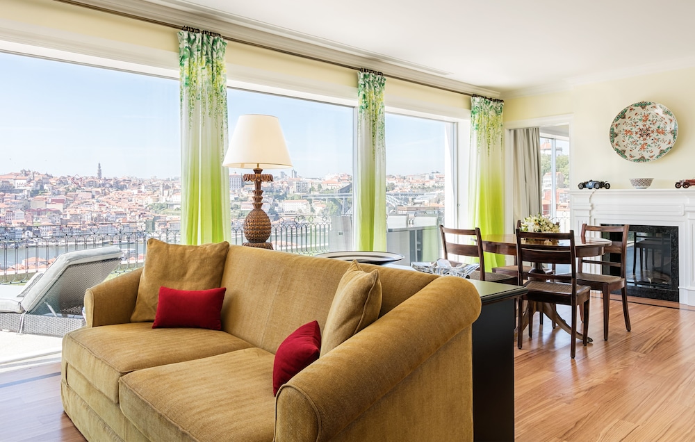 Artist Suite - Panoramic River and City View - Floor 7 of main building