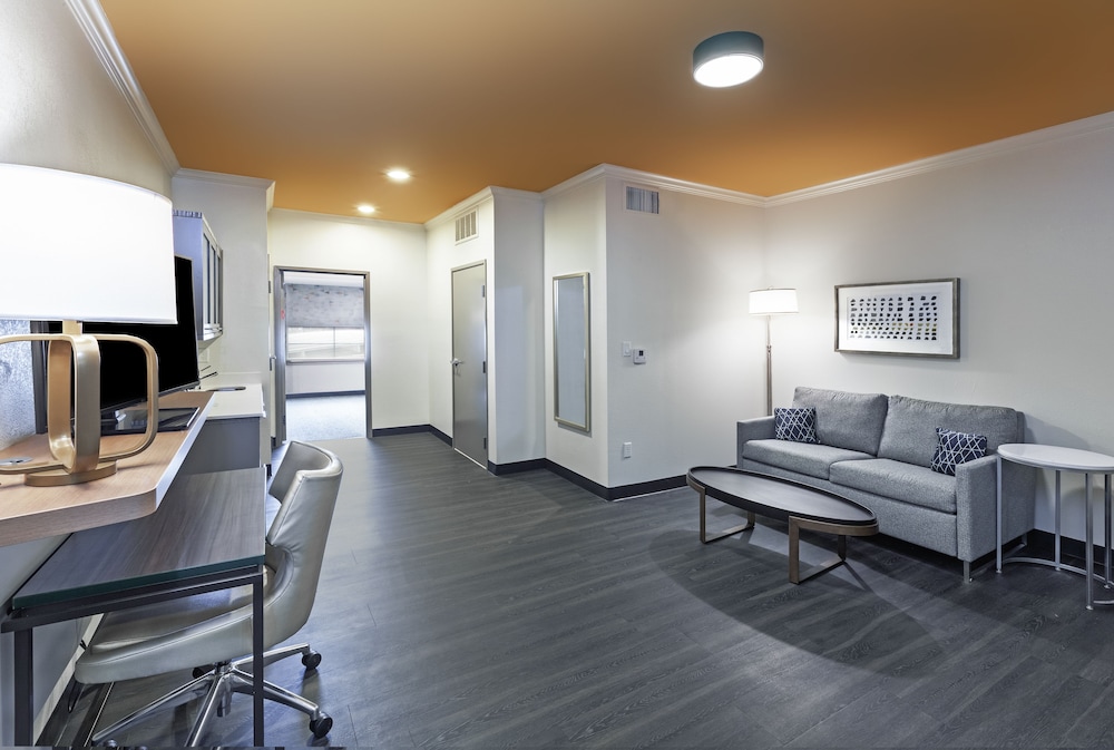Suite, 1 King Bed, Transfer Shower (Mobility) - Photo 2