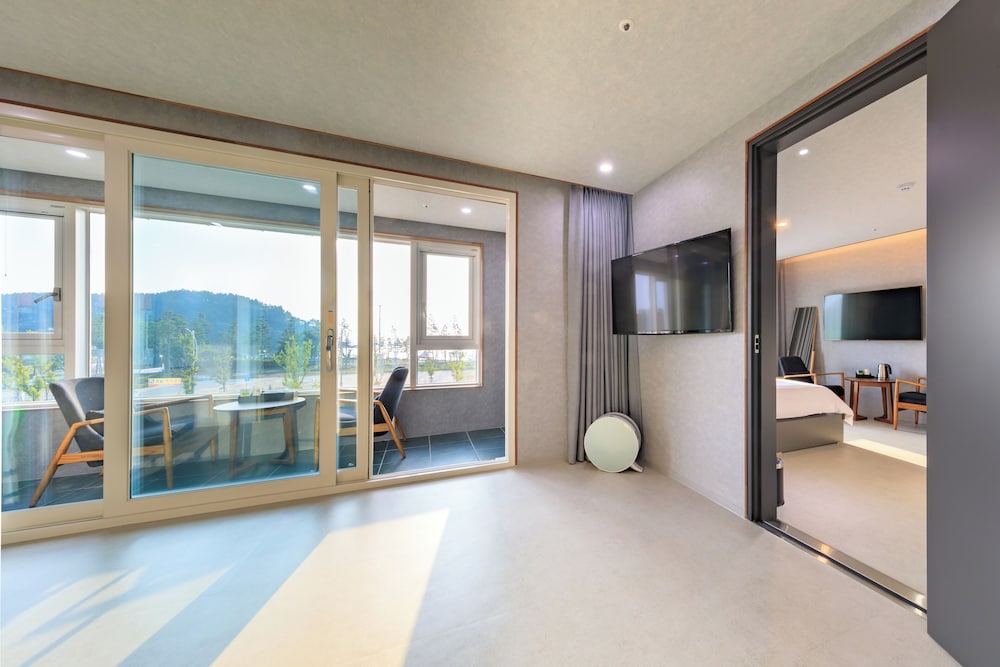 [Free continental breakfast for two] Suite with Balcony
