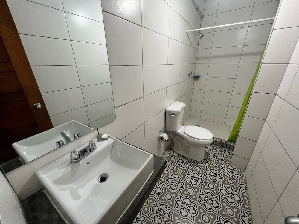 Double Room, No Windows - Photo 5