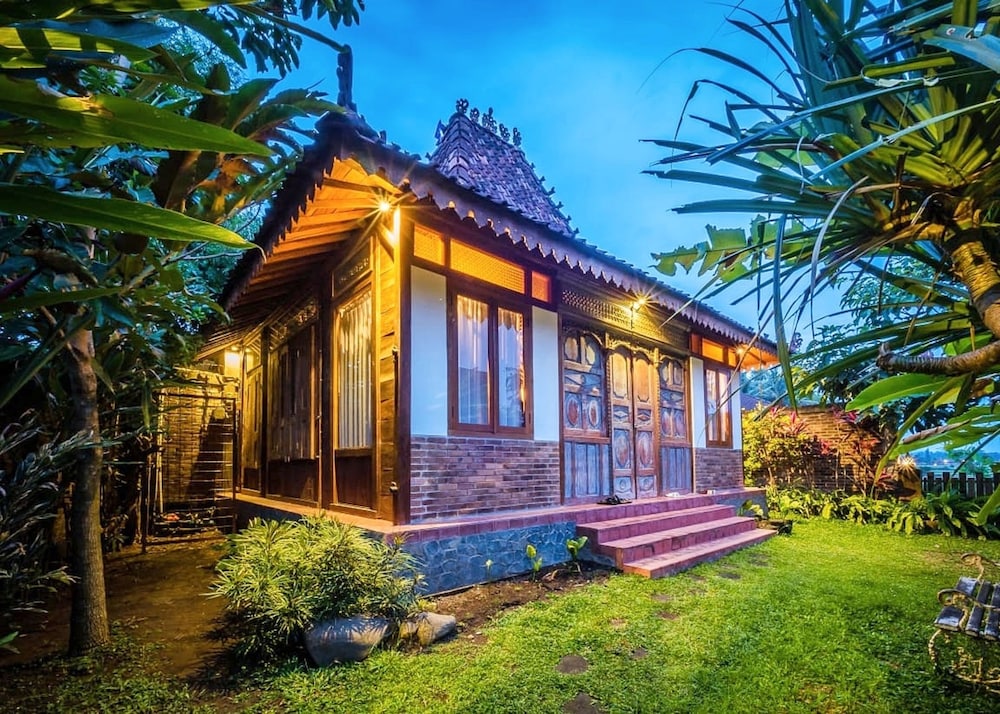 Family Cottage, 1 King Bed, Garden View, Courtyard Area photo 1