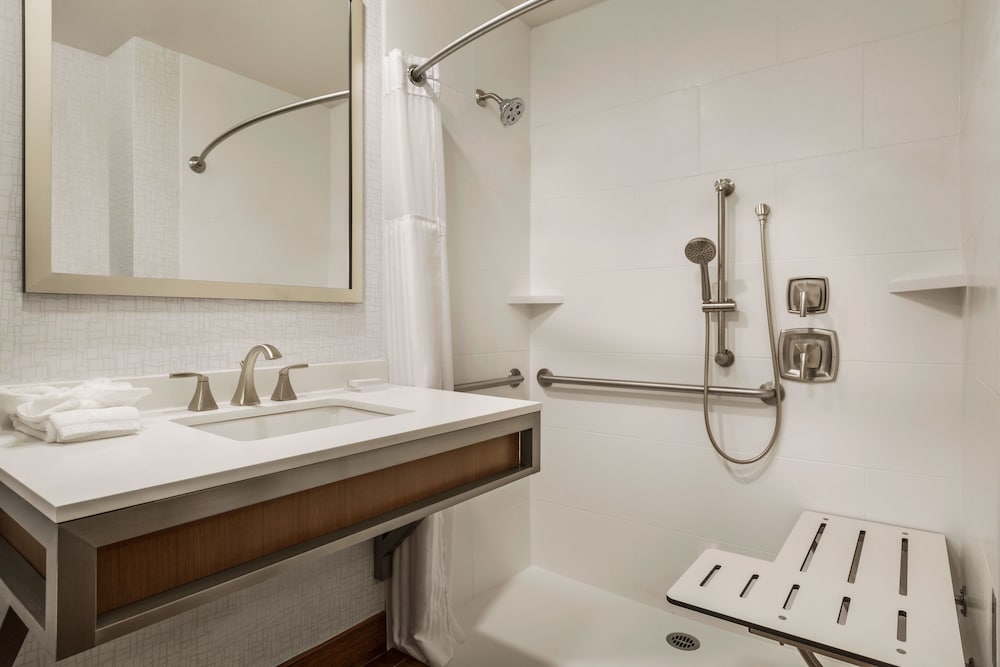 Room, 2 Double Beds, Accessible (Mobility & Hearing, Roll-in Shower) - Photo 5