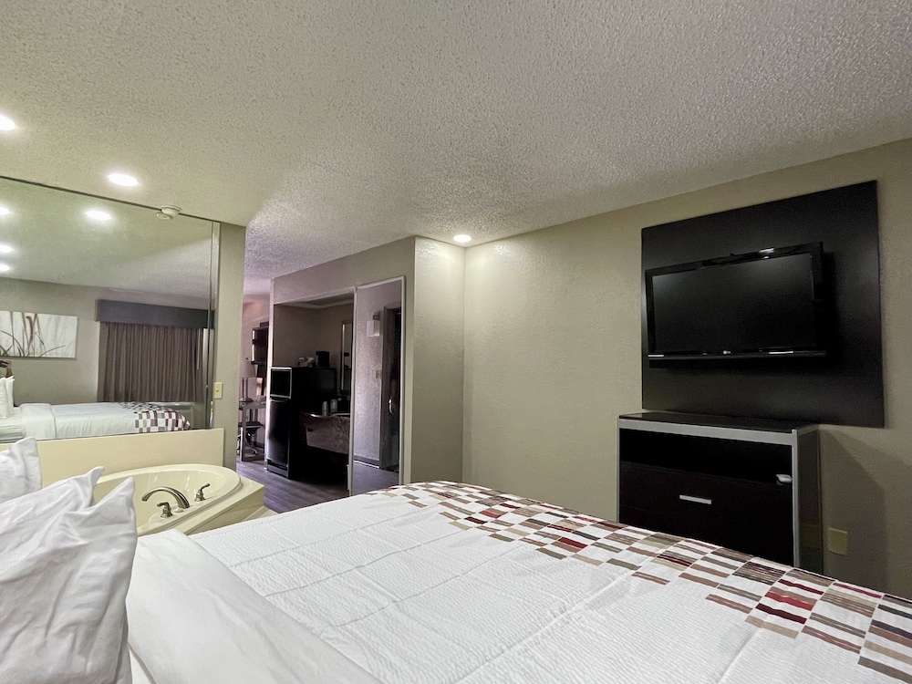 Suite, 1 King Bed, Non Smoking, Jetted Tub photo 2