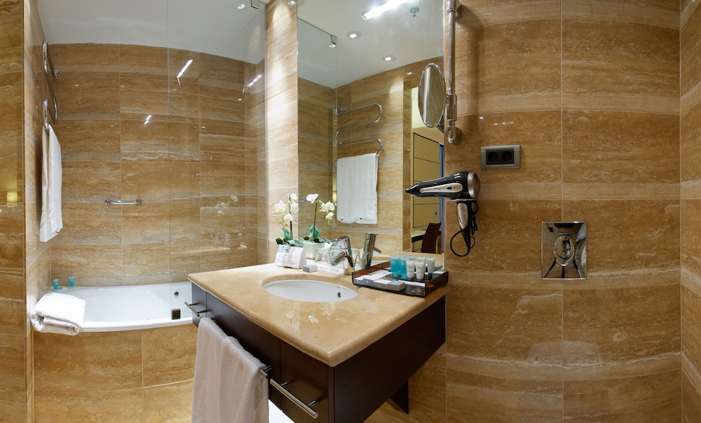 Quadruple room thumbnail 5