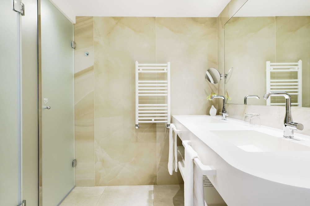 Family Room, Balcony (2 Adults And 1 Child)