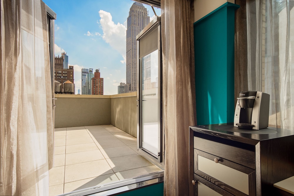 Room, 1 King Bed, Terrace thumbnail 6
