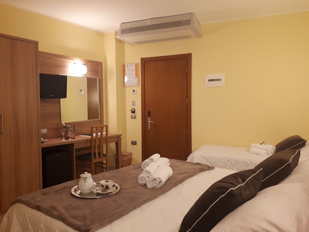 Standard Triple Room, Partial Sea View photo 1