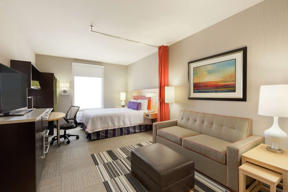 Studio, 1 Queen Bed with Sofa bed, Accessible photo 2