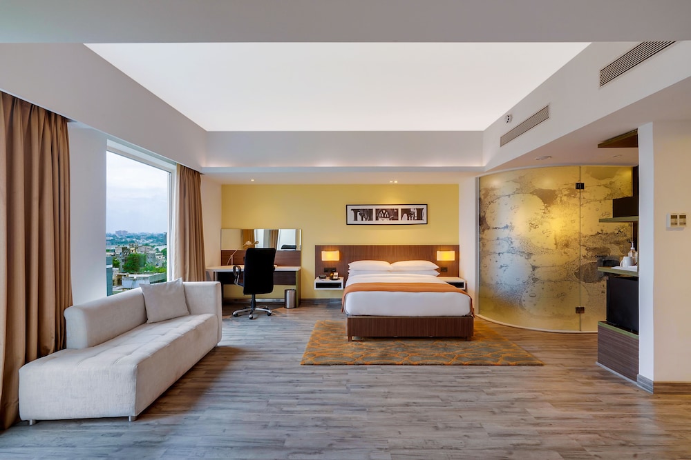 Executive Suite, 1 Queen Bed, City View photo 3