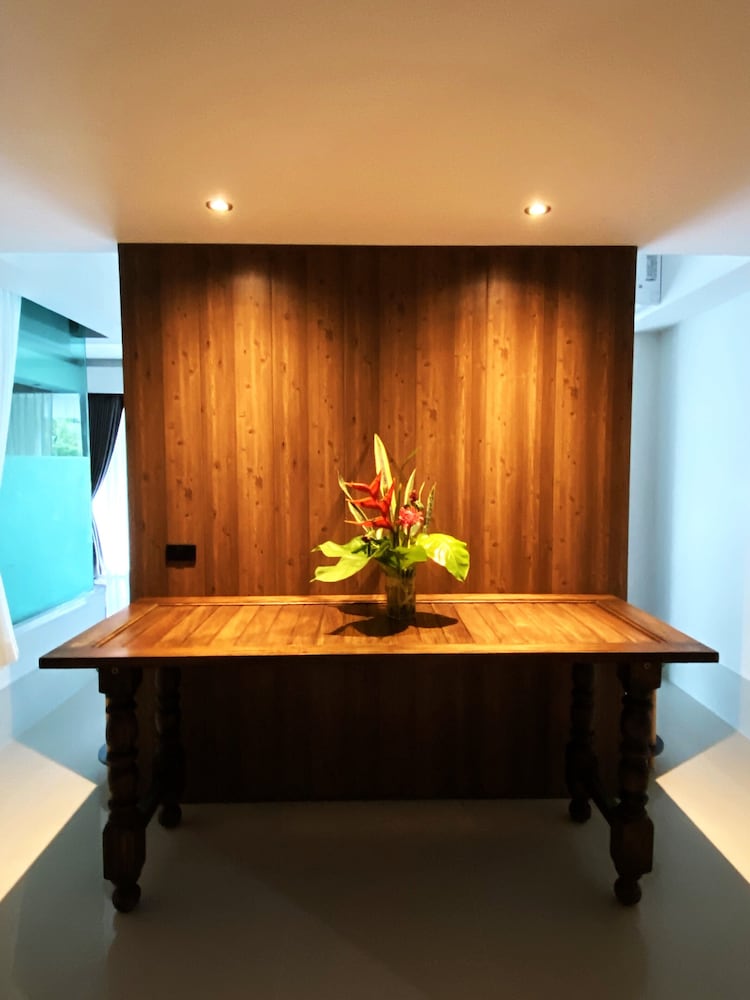 Executive Deluxe Room With Pool View - Photo 7