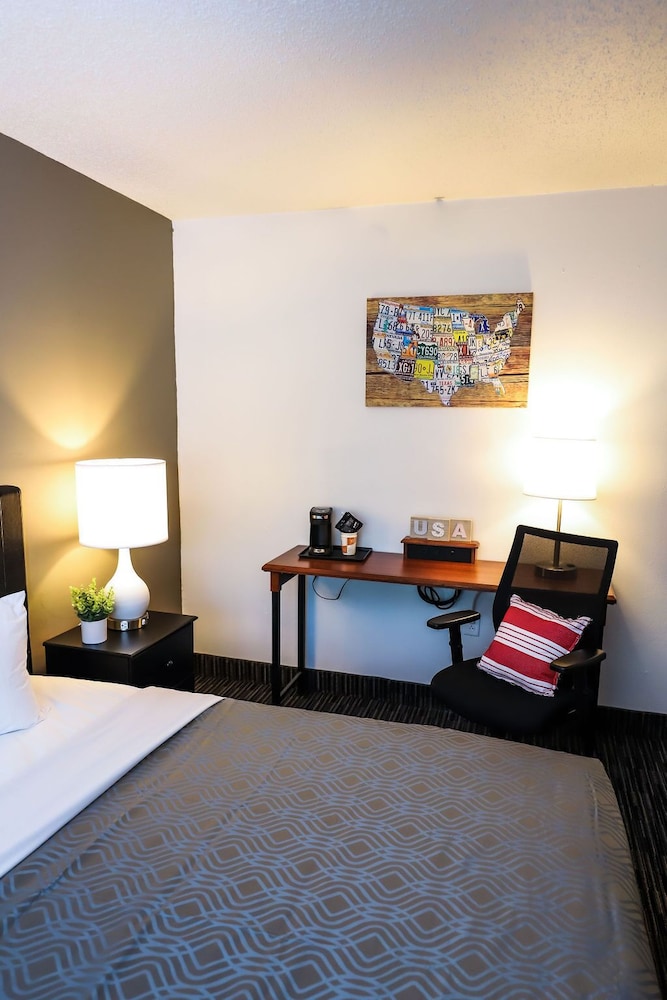 Standard Room, 1 King Bed, Non Smoking photo 3