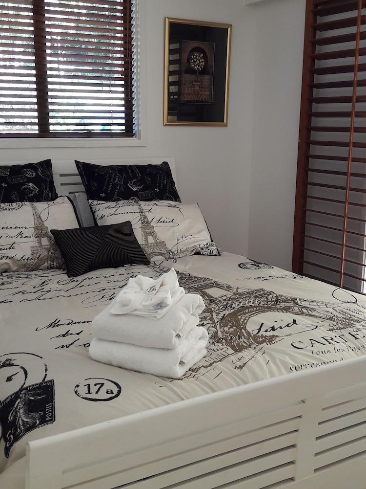 Three Bedroom Apartment with Courtyard photo 2