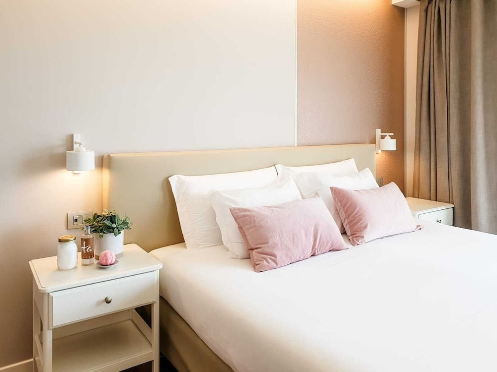 Romantic Apartment, 1 Bedroom, Jetted Tub, Valley View