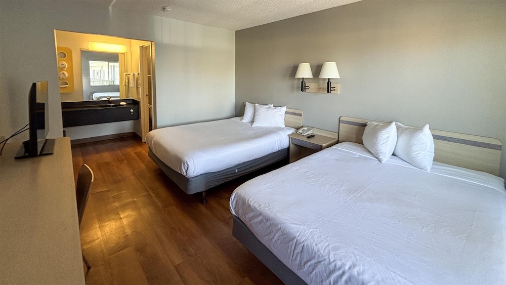 Deluxe Room, 2 Queen Beds, Non Smoking, Refrigerator & Microwave photo 1