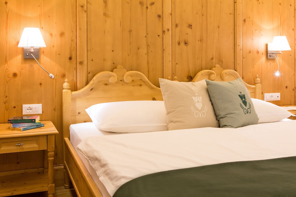 Superior Room with Wooden Bath-Tub