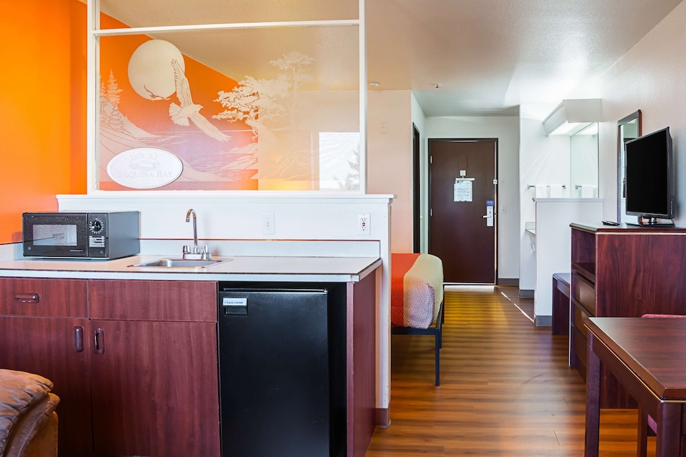 Deluxe Suite, 1 King Bed, Non Smoking, Hot Tub - Photo 4
