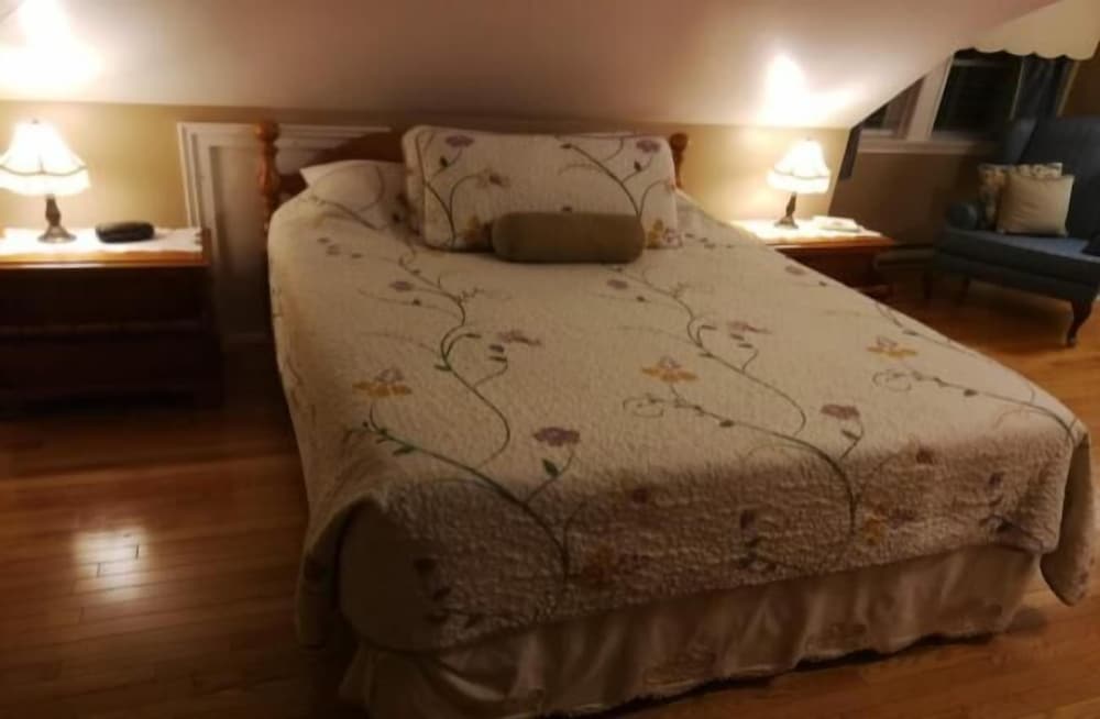 Basic Room, 1 Queen Bed photo 1