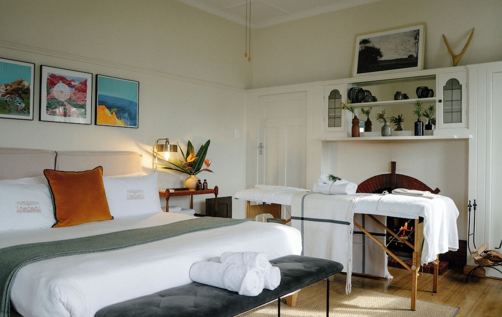 Cowrie: Extra large, Excellent Sea-views