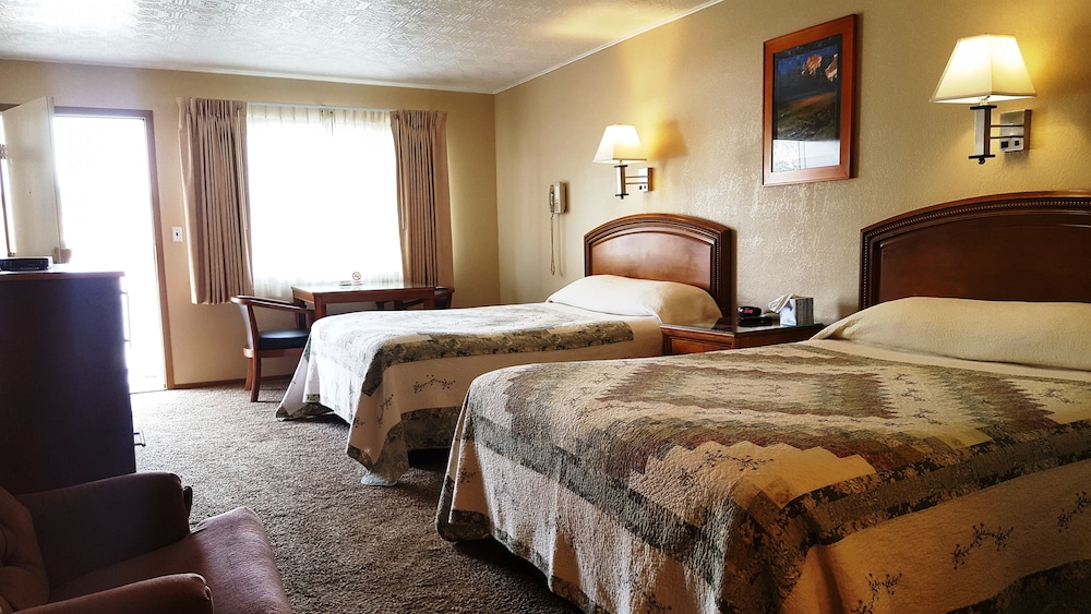 Pet Room, 2 Queen Beds photo 1