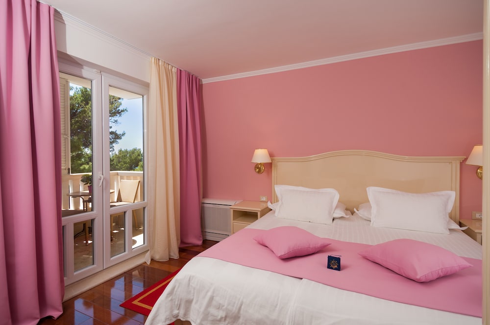 Comfort Room, 1 King Bed, Balcony, Partial Sea View