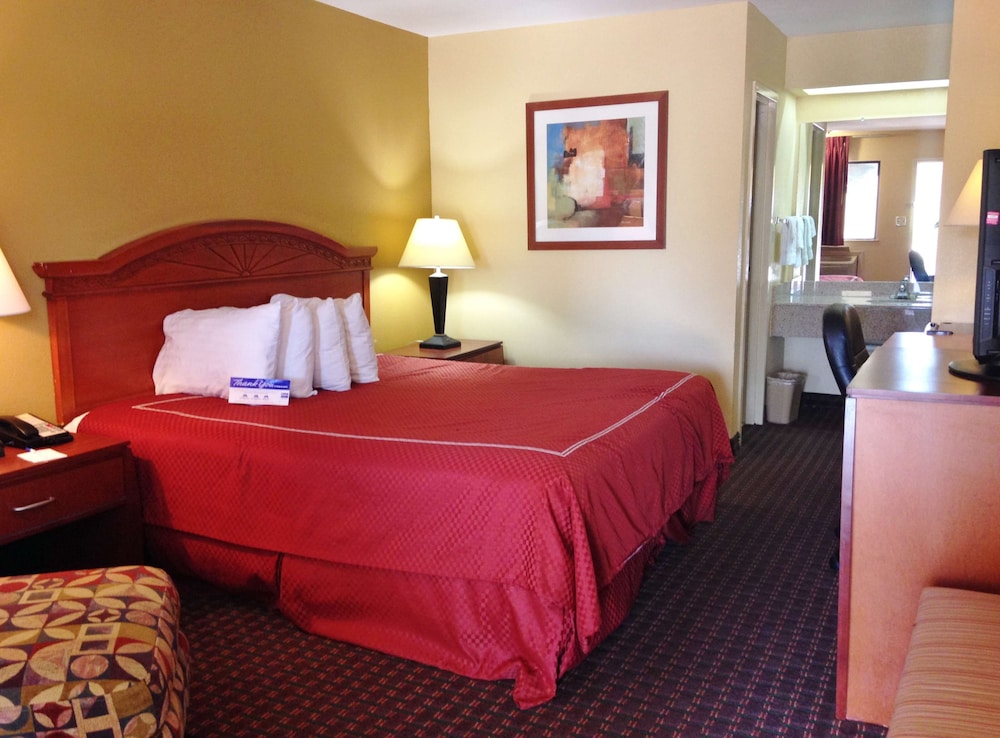 Room, 1 King Bed, Smoking photo 2