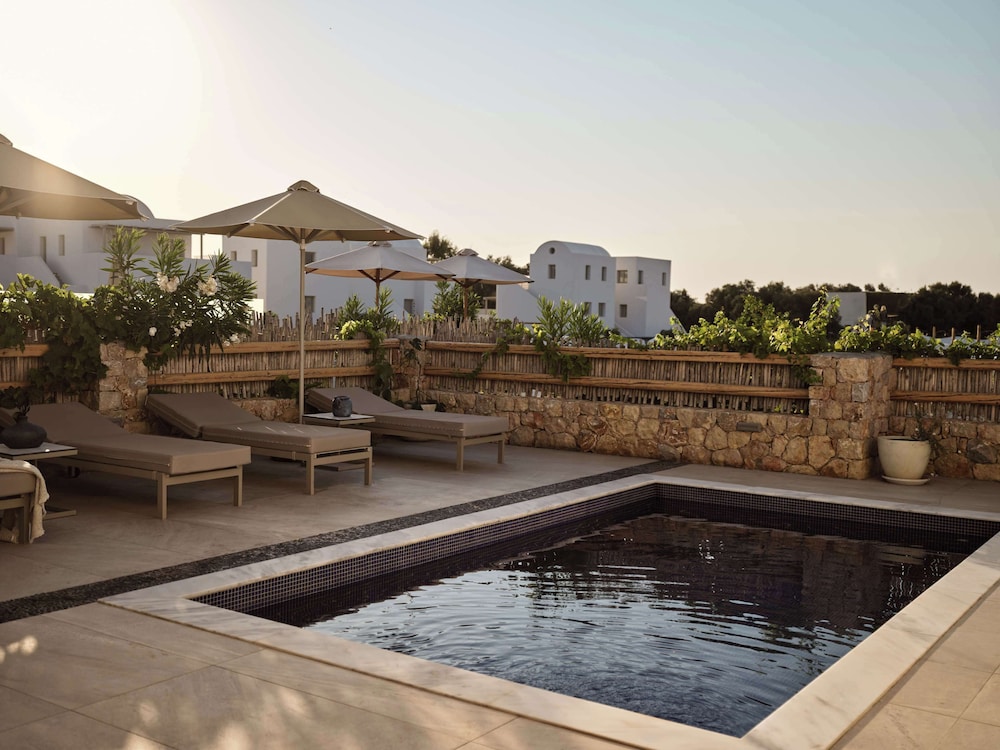 Queen Two-Bedroom Duplex Suite with Private Heated Pool and Hydromassage thumbnail 5